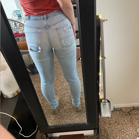 High-rise light wash American Eagle stretchy jeans - Picture 2 of 7